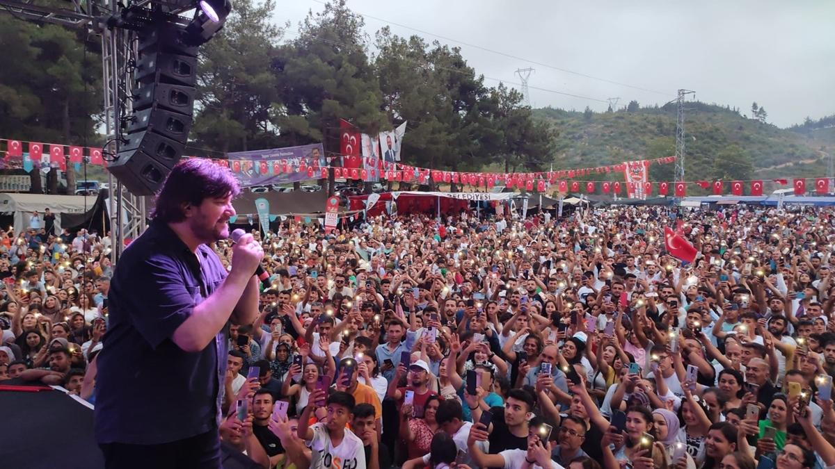 Ahmet afak Adana'da Feke Tapan 2. Turizm ve Lavanta Festivali'nde konser verdi