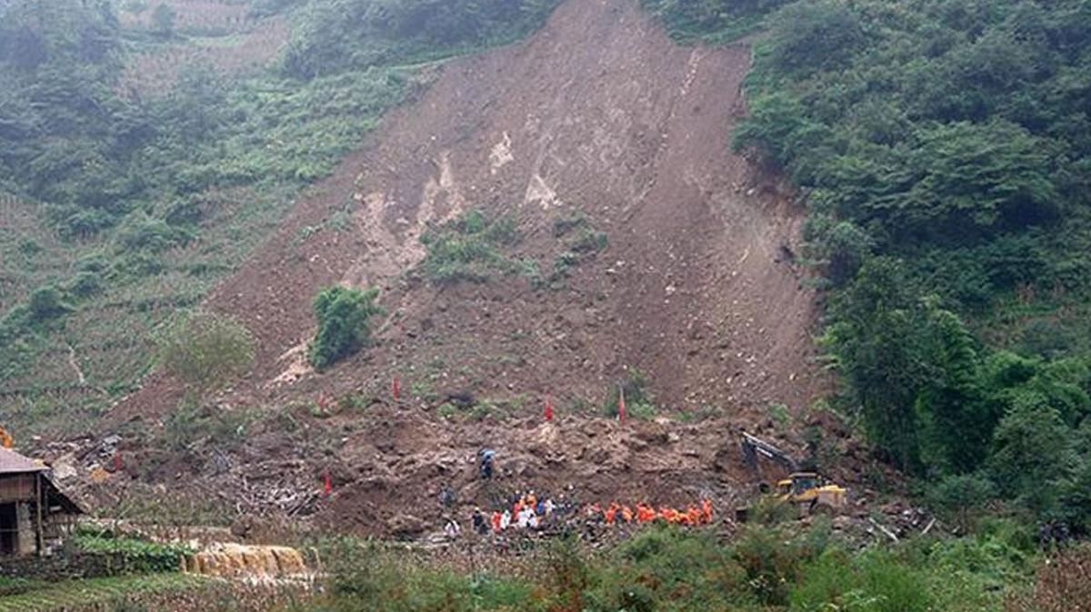 Pakistan'da kayan toprak 8 ocuun lmne neden oldu
