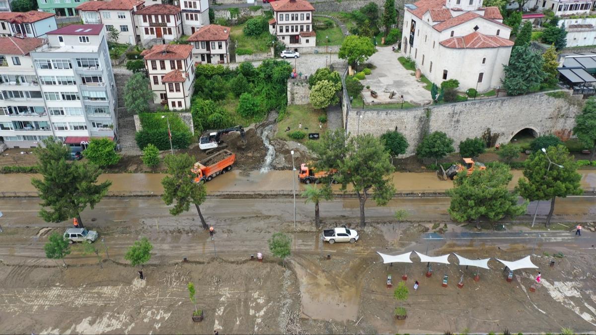 Karadeniz'de saanak nedeniyle dereler tat, yollar kapand