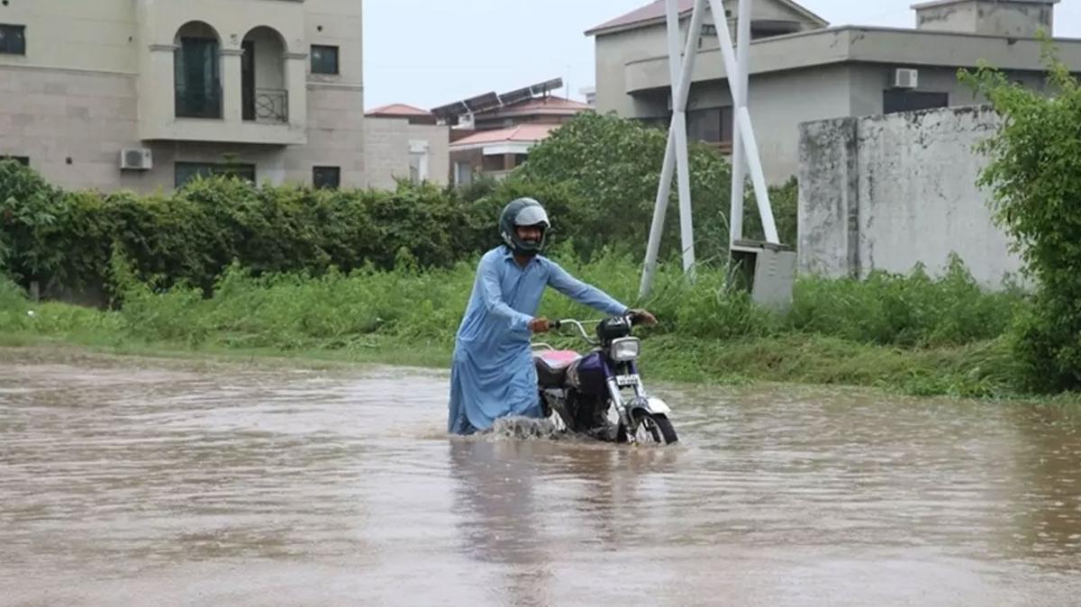 Muson yamurlar Pakistan' vurdu: 80 kii hayatn kaybetti