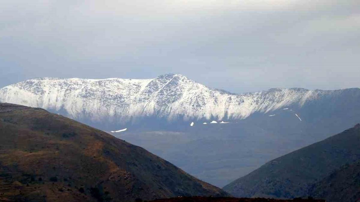 Erzincan'da Kei Dalarnn zirve noktas beyaza brnd