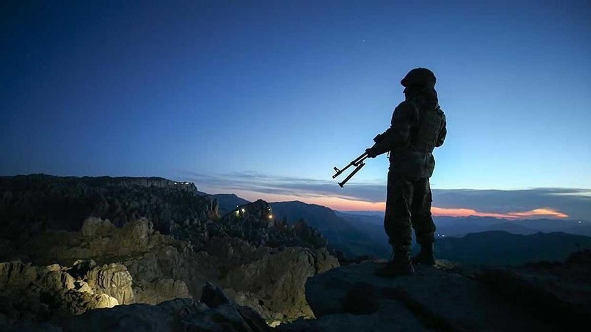 Terr rgt PKK'da zlme sryor... Bir terrist daha teslim oldu