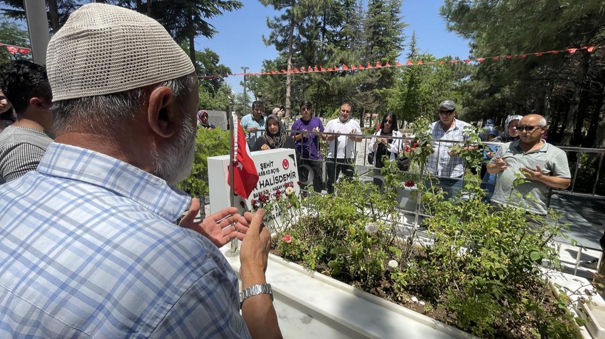 mer Halisdemir'in kabrinde younluk yaanyor