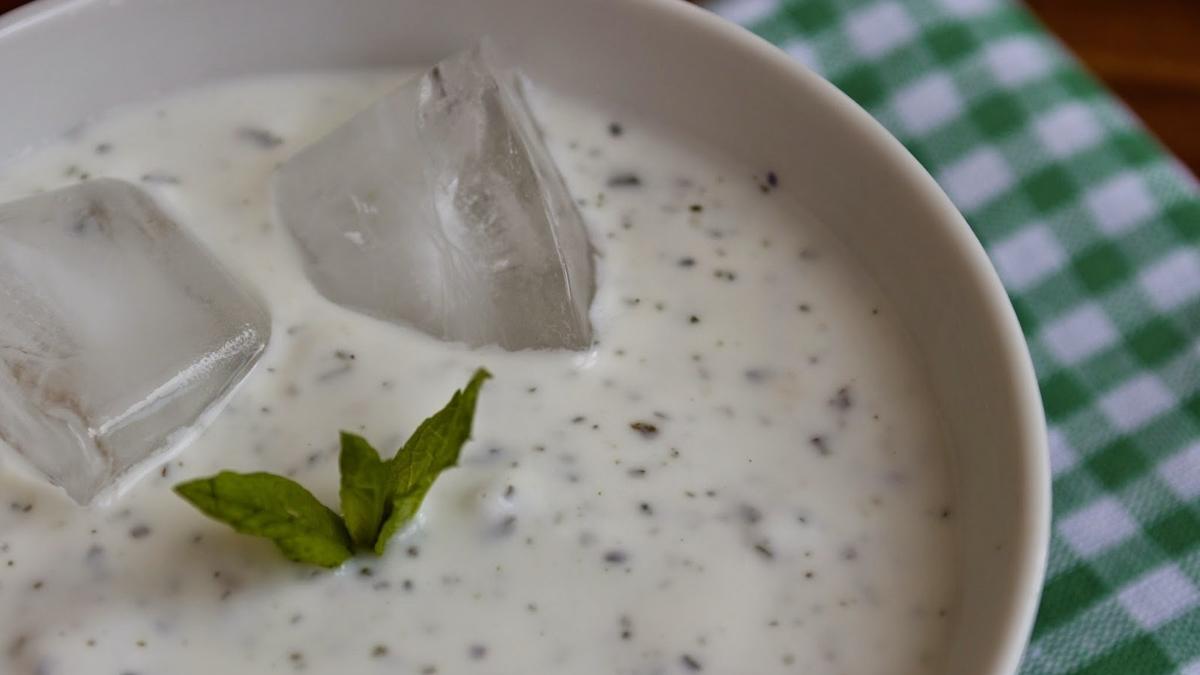 Souk orba tarifi arayanlara enfes lezzet! Ayran a orbasnn pf noktas nane ve dereotuyla zerini sslemek