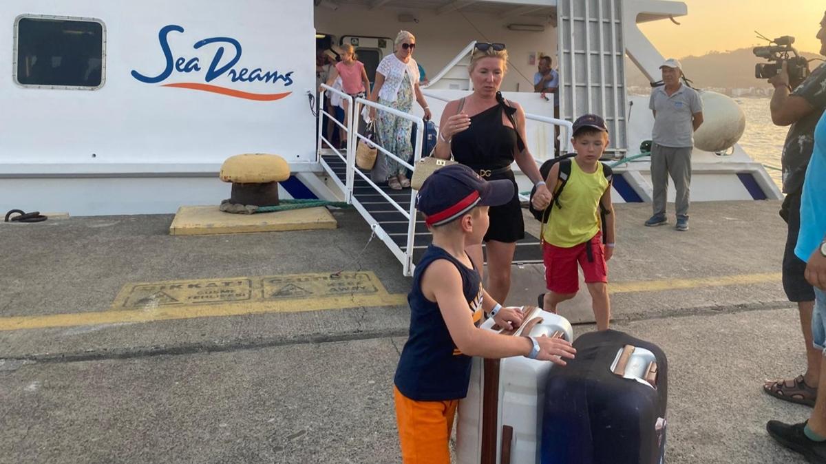 Rodos'taki yangndan tahliye edilen turistler Marmaris'e getirildi