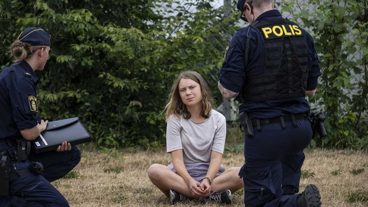 Polise itaatsizlikle sulanyor: Greta Thunberg hakim karsna kacak