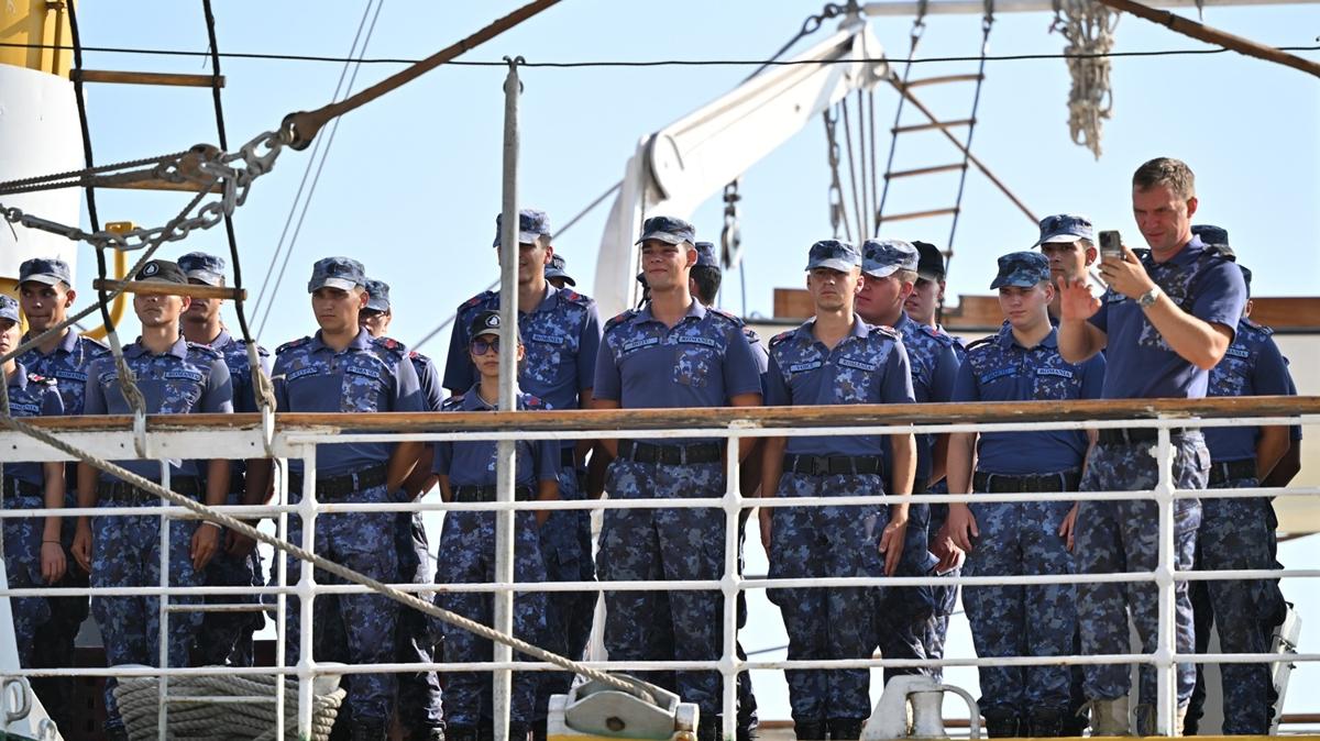 Romanya'nn yelkenli askeri eitim gemisi zmir'e geldi