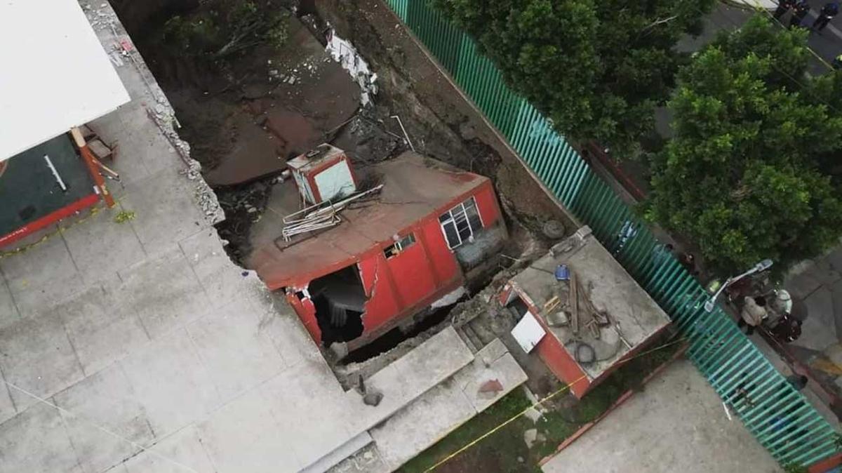 Meksika'da aklalmaz olay... Bina dev ukurun iine devrildi