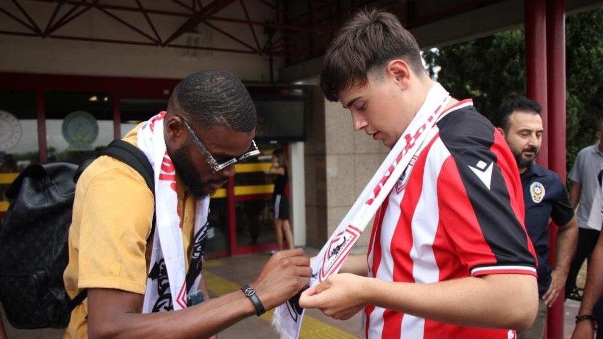 Samsunspor'un yeni transferi Ntcham, Samsun'a geldi