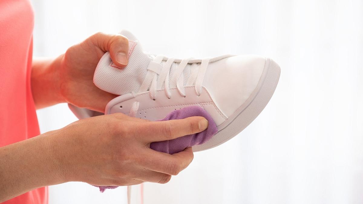 Beyaz spor ayakkablarn 10 dakikada beyazlatan yntemler