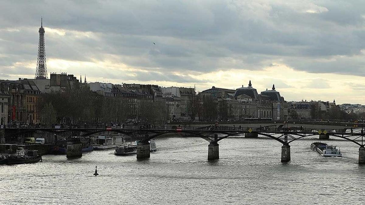 Paris'teki Sen Nehri'nde yaplmas planlanan bir yzme etkinlii daha kirlilik nedeniyle iptal edildi