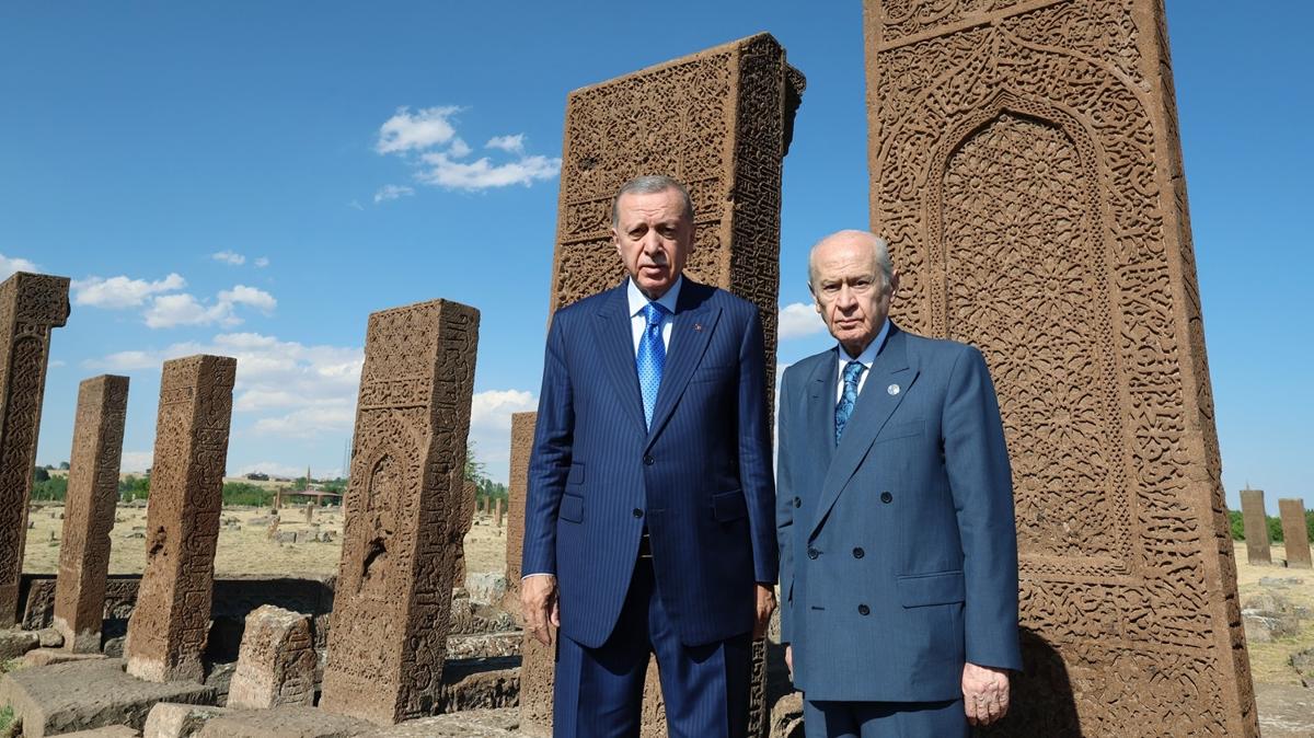 Bakan Erdoan'dan Ahlat Seluklu Mezarl'na ziyaret... Baheli elik etti