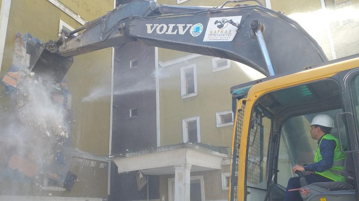 Tuzla'da riskli olduu tespit edilen 2 bina ykld