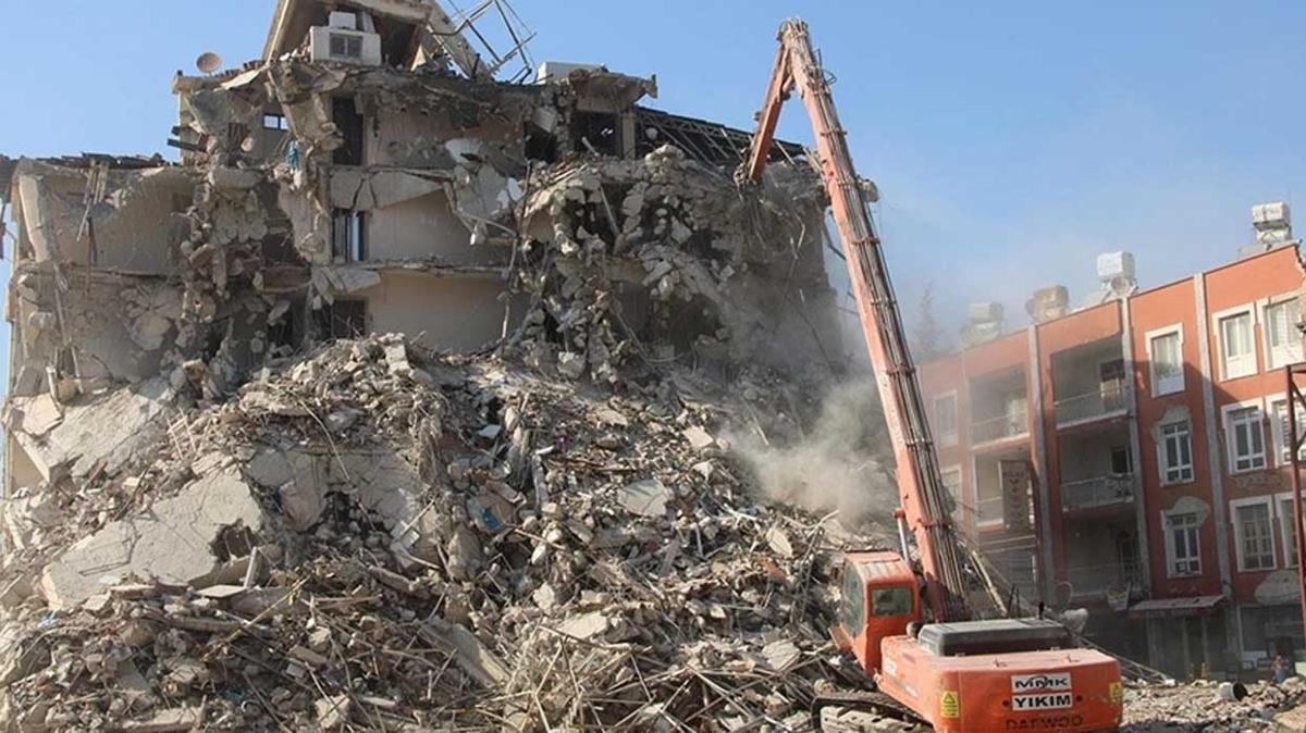 Hatay'da depremde ar hasar alan binalarn ykm sryor