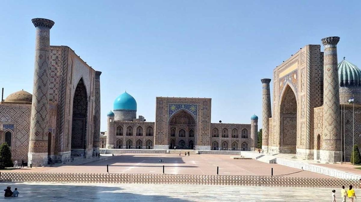 zbekistan bamszlnn 32'nci yln kutluyor 