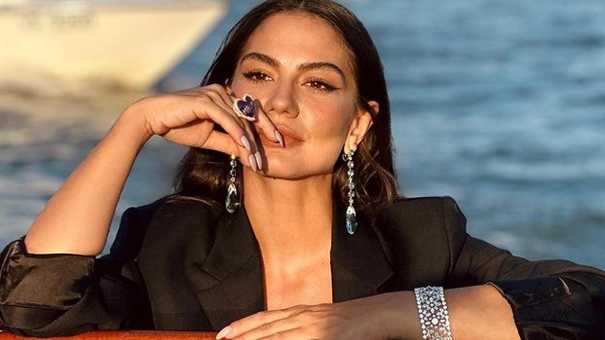 Demet Özdemir Venedik Film Festivali tarzıyla çok konuşuldu! Eteğinin  fiyatını duyan şaştı kaldı