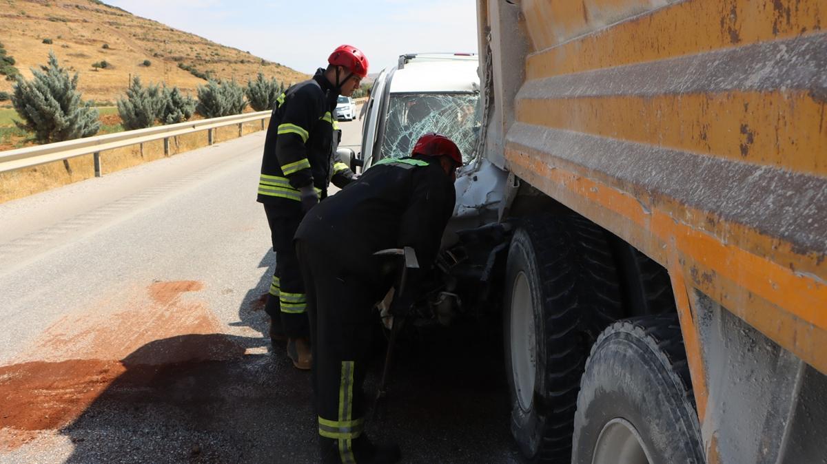 Manisa'da ticari ara kamyona arpt: 7 yaral