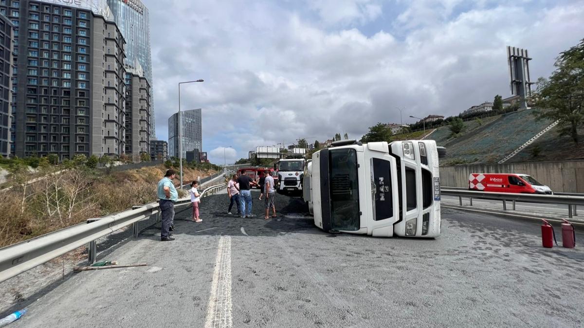 TEM Otoyolu'nda kum ykl tr devrildi