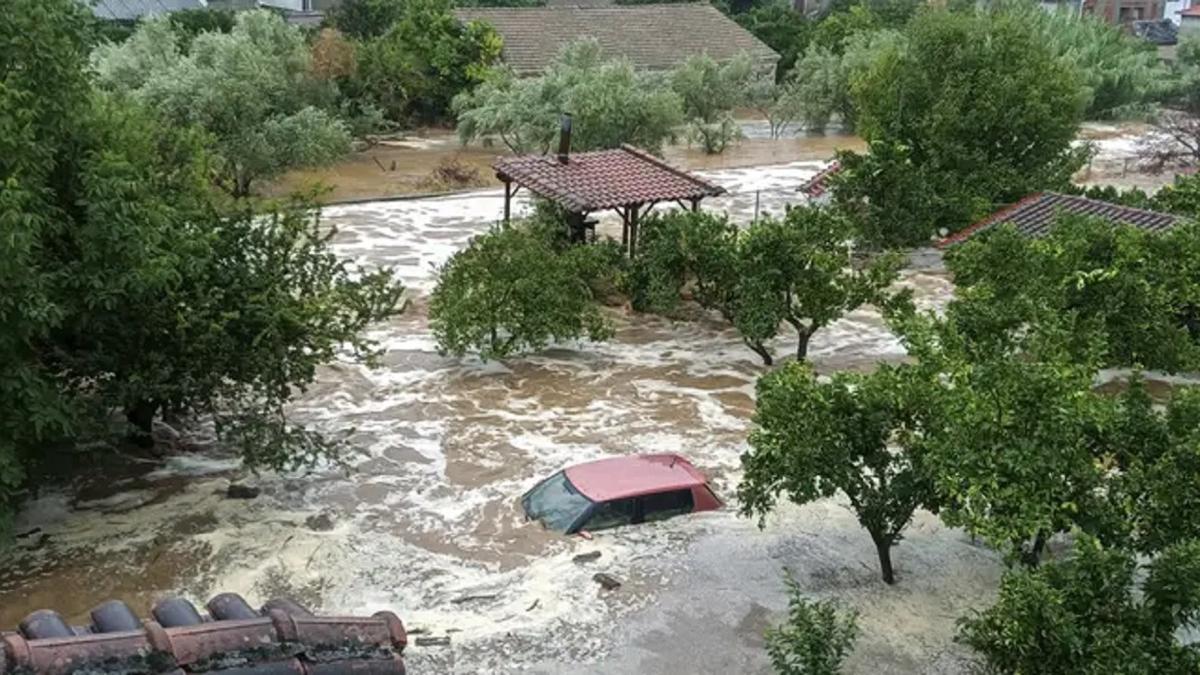 Yunanistan'da frtna: Yollar aralara yasakland