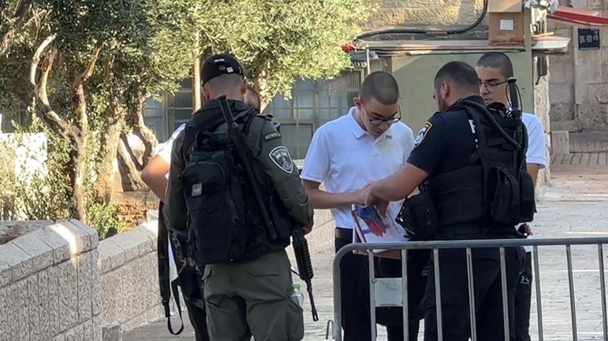 srail polisi Filistinli rencilerin kitaplarna el koydu