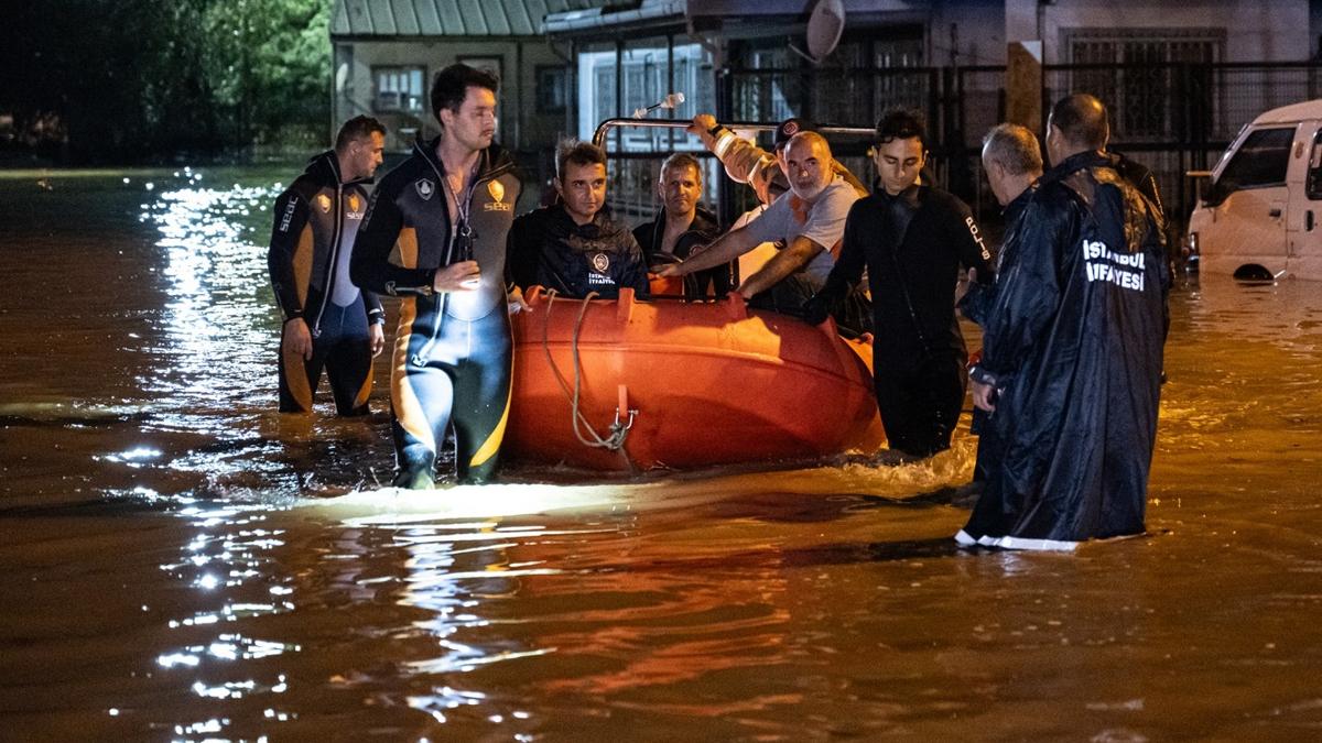 Mahsur kalan 15 kii botlarla kurtarld! stanbul'da sel ve su basknlar meydana geldi