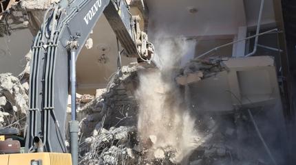 Hatay'da a��r hasarl� 8 bina y�k�ld�