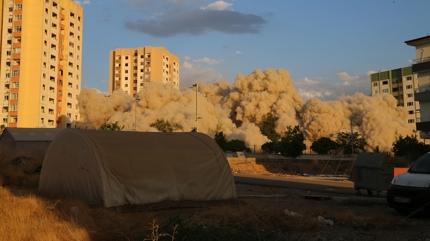 Malatya'da iki bina patlay�c� ile y�k�ld�