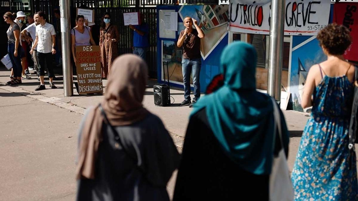 Abaya yasa Fransa'da protesto edildi