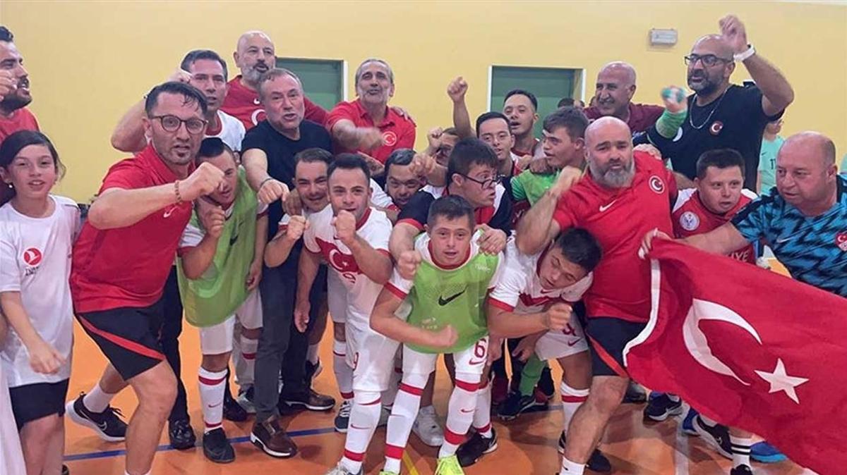 kinci kez ampiyon oldular... Down Sendromlu zel Futsal Milli Takm tarih yazd!