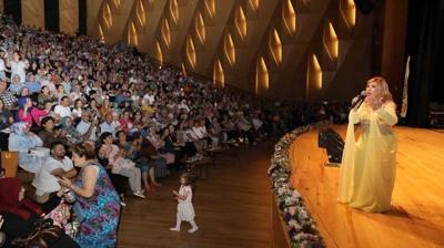 Bedia Akartrk Denizlili hayranlarna konser verdi