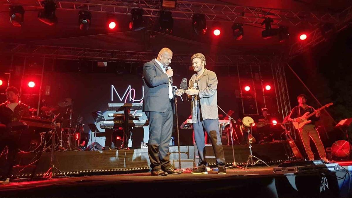Mustafa Ceceli ve TRT Trk Halk mzii sanats Ali akar festivalin son gnnde konser verdi