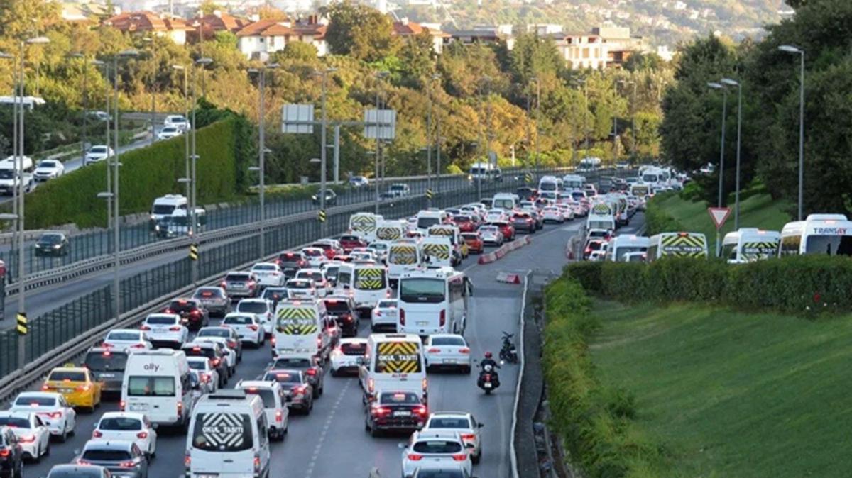 Okulun ilk gnnde yollarda trafik younluu