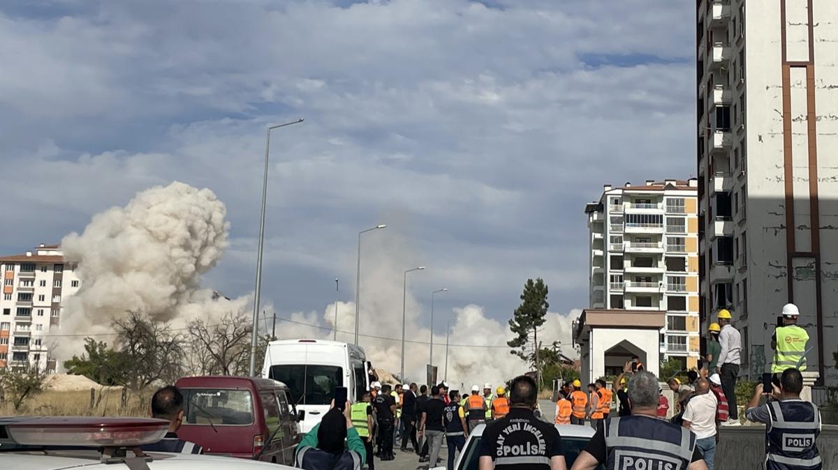 Malatya'da ar hasarl binalar patlaycyla ykld