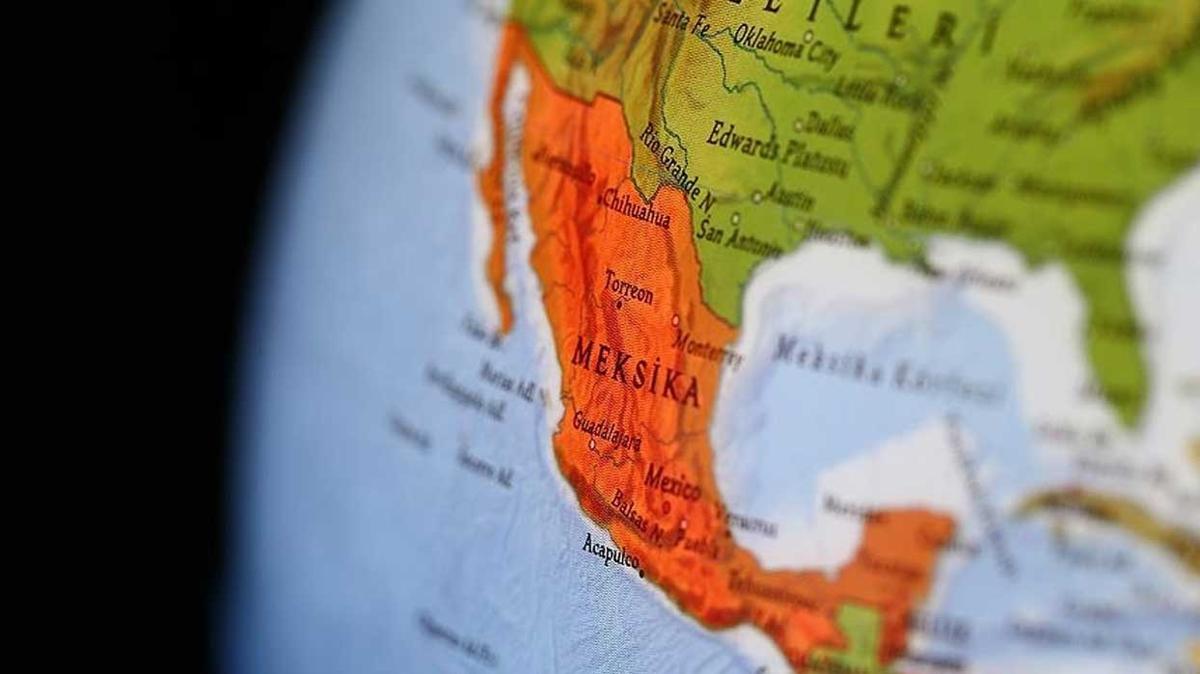Meksika'da turist otobs uuruma yuvarland