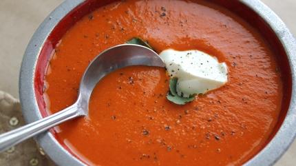 Akşam menüsüne en kolay domates çorbası tarifi! 15 dakikada hazır 