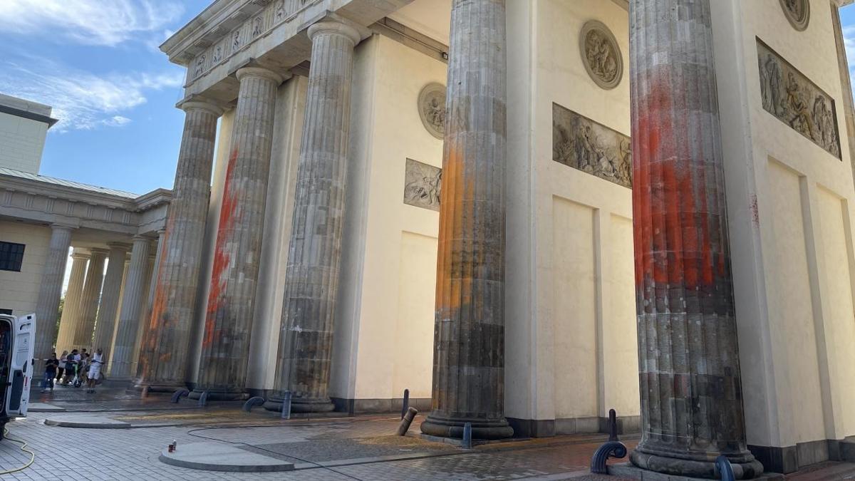 Berlin'de iklim aktivistleri tarihi Brandenburg Kaps'n turuncuya boyad