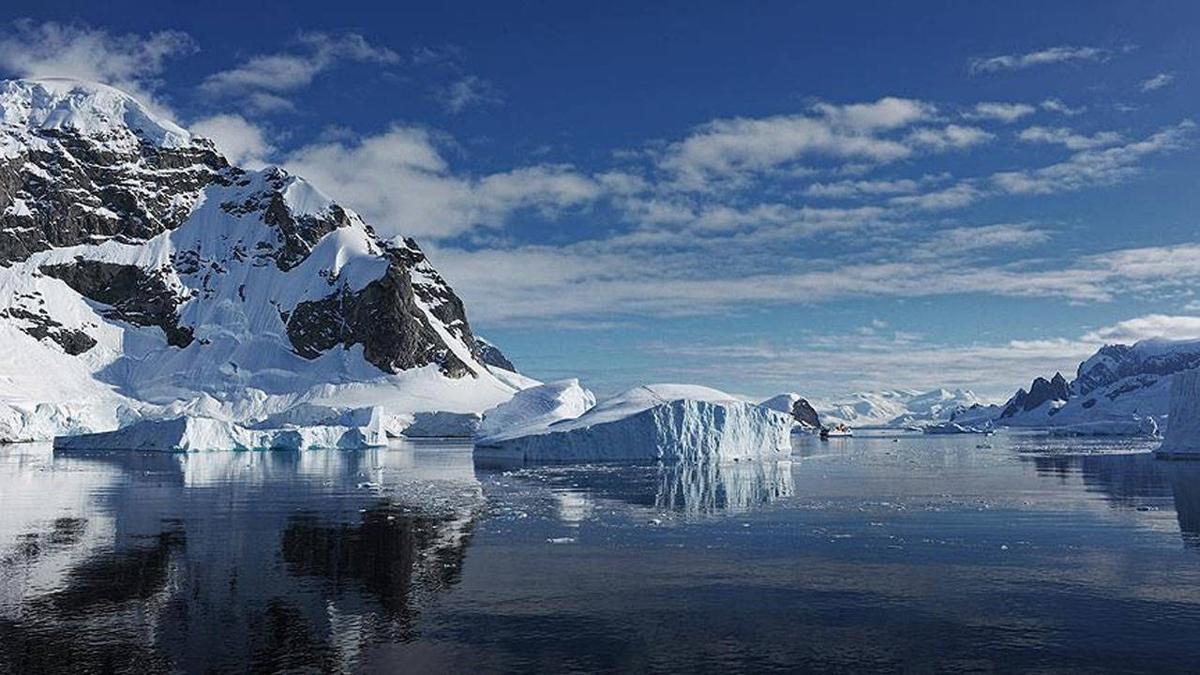 Antarktika'daki deniz buzu seviyesi, mevsimsel ortalamann ok altnda