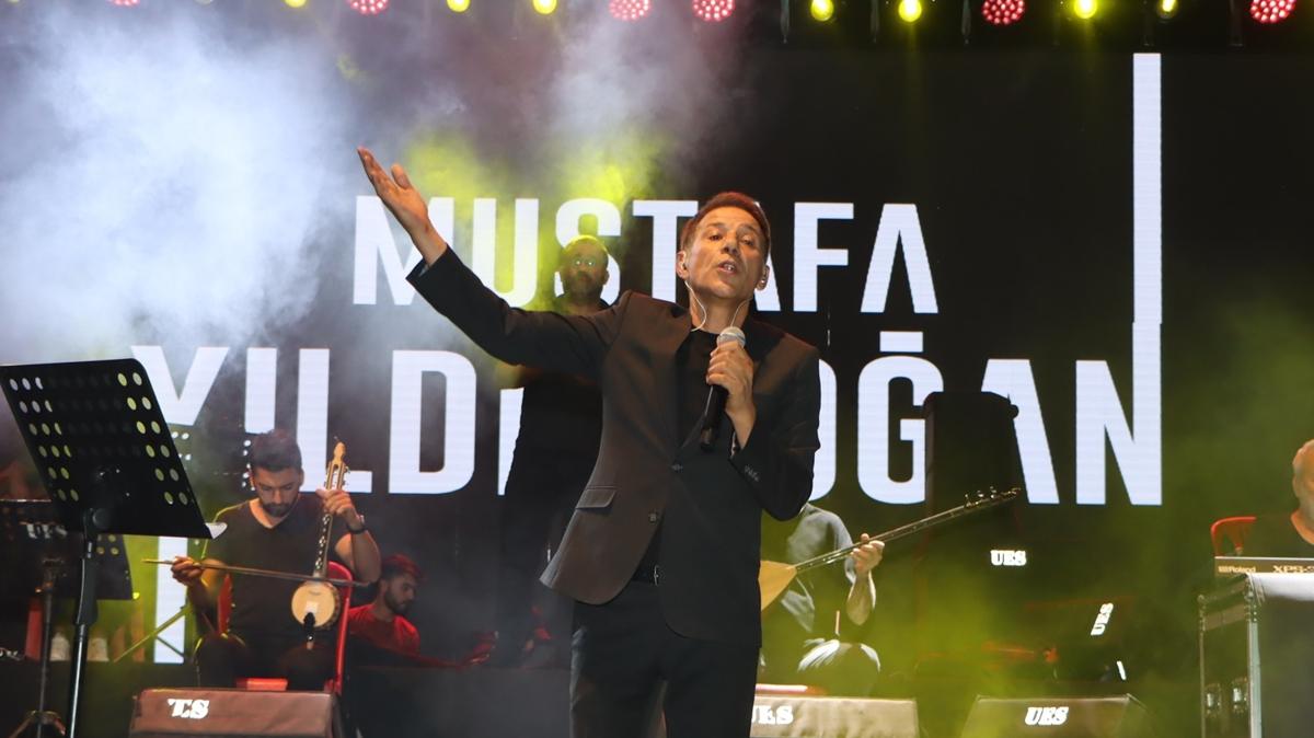 Mustafa Ydzdoan Manisa'da festivalde konser verdi