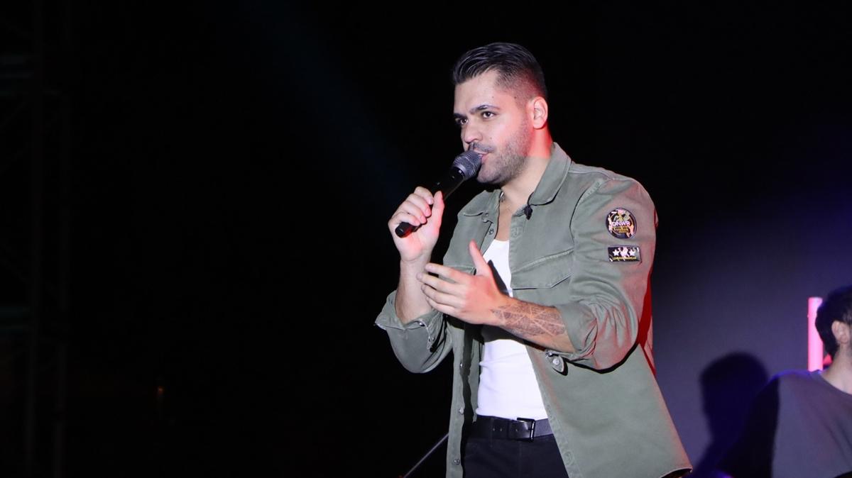 Emir Can rek Manisa'da festivalde konser verdi