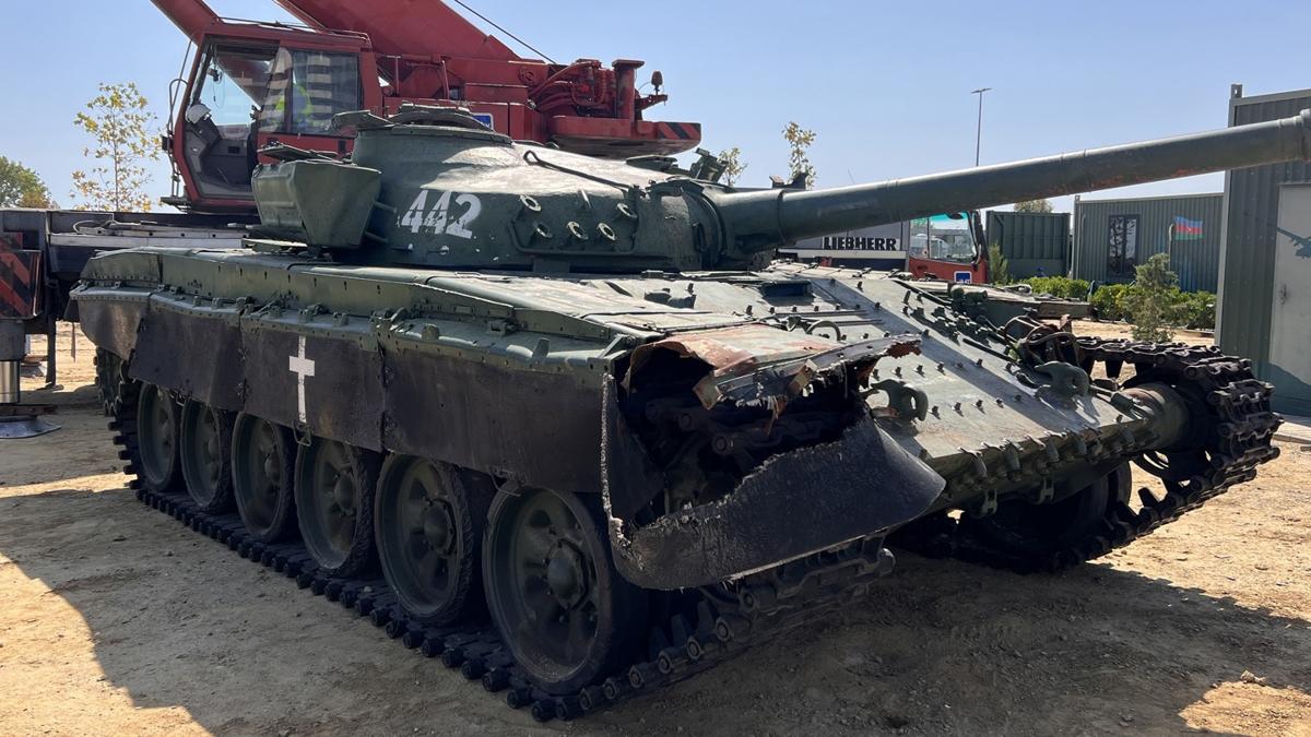 Karaba'n igalinin sembol tank Bak'ye getirildi! Sava Ganimetleri Park'na yerletirildi