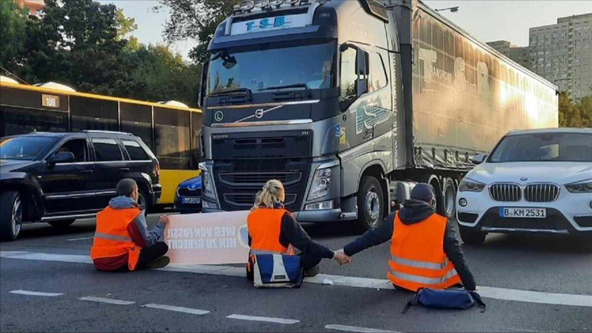 Almanya'da protestocular yolu kapatt
