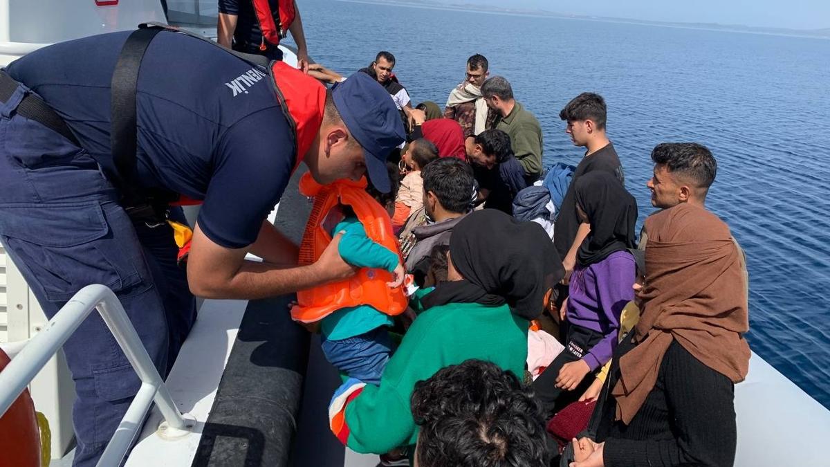 İzmir açıklarında 105 düzensiz göçmen kurtarıldı O anlar böyle görüntülendi