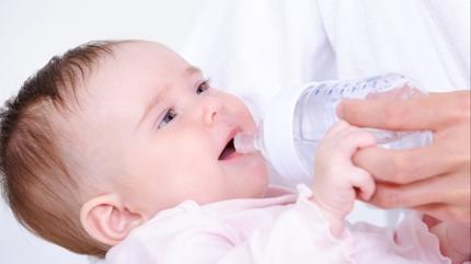 Anne st alan bebeklere su verilir mi?