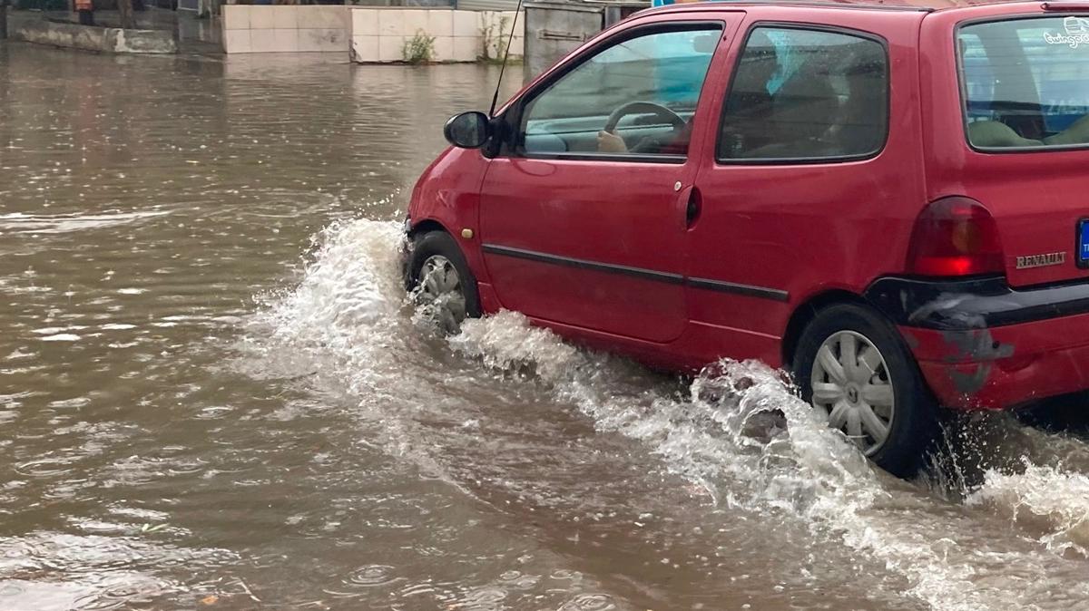 anakkale'de iddetli ya etkili oldu! Cadde ve sokaklar suyla kapland