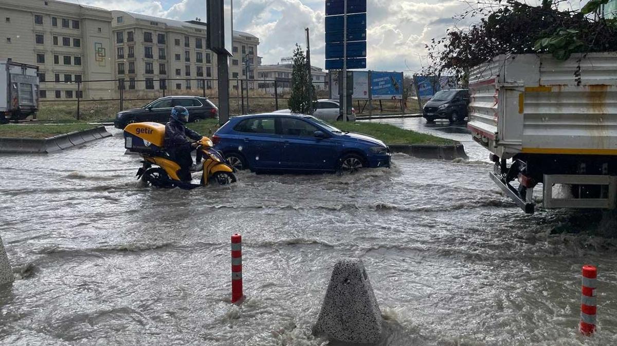 stanbul'da aralar yolda kald... Saanak ya caddeleri gle evirdi