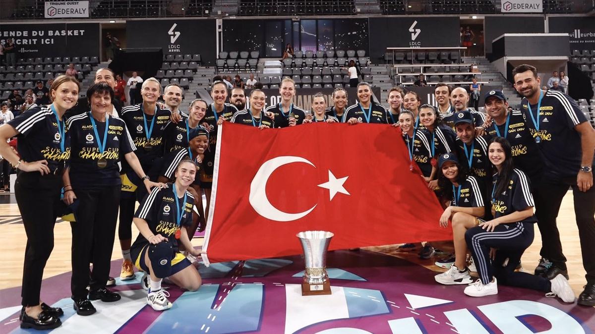 FIBA Kadnlar Sper Kupa'y kazanan Fenerbahe, yurda dnd