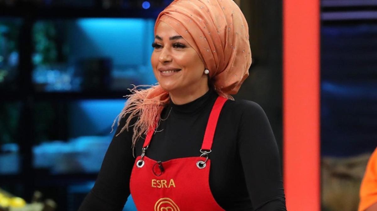 Abartl makyaj ile bilinen Esra Tokelli Masterchef ekimlerinde ilk kez doal hali ile kamera karsna geti