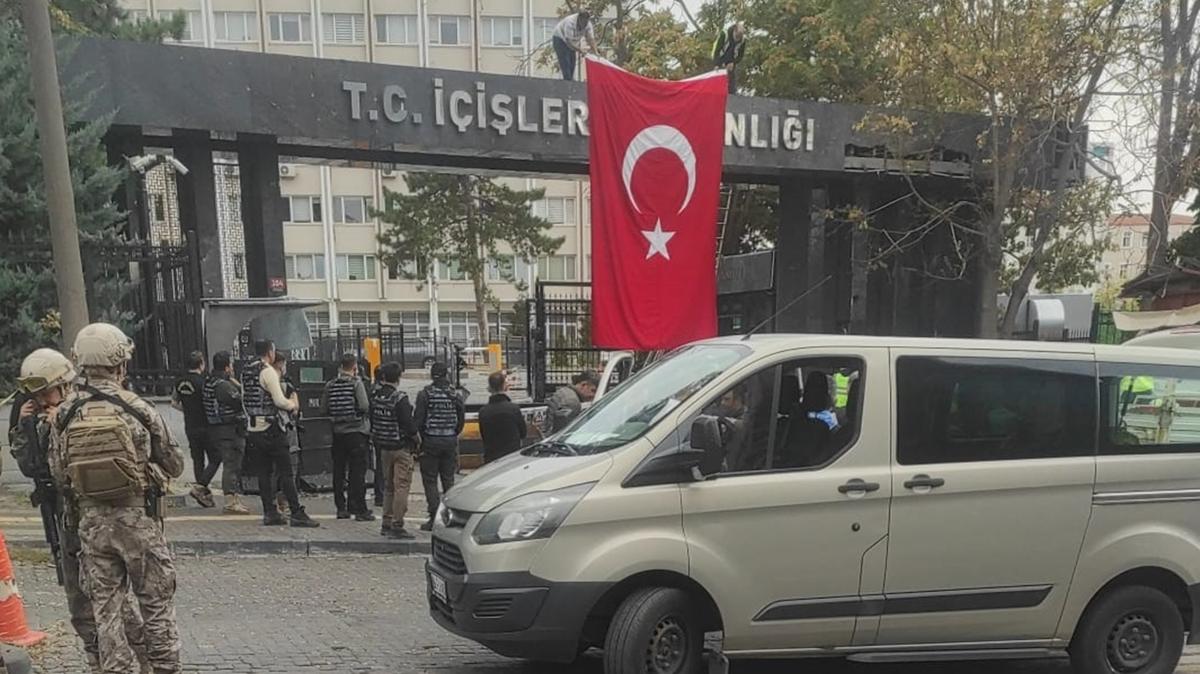 Ankara'da terr saldrsnn dzenlendii yere Trk bayra asld