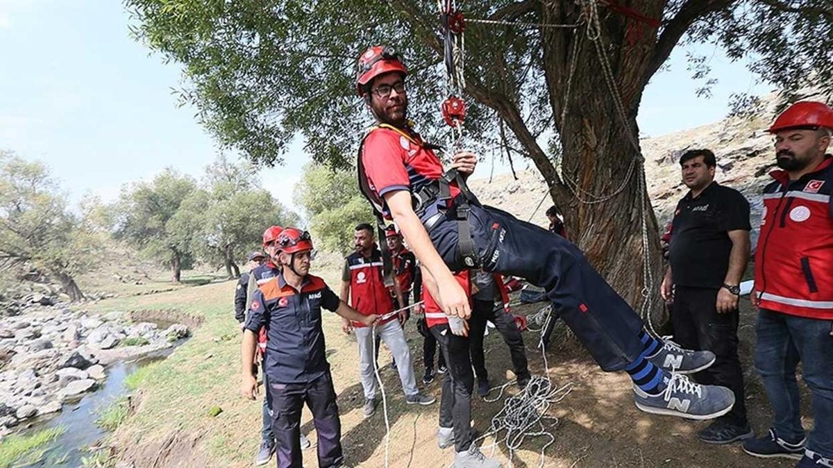 (MEB AKUB) ekibi, zorlu eitimlerden geerek tecrbelerini artryor