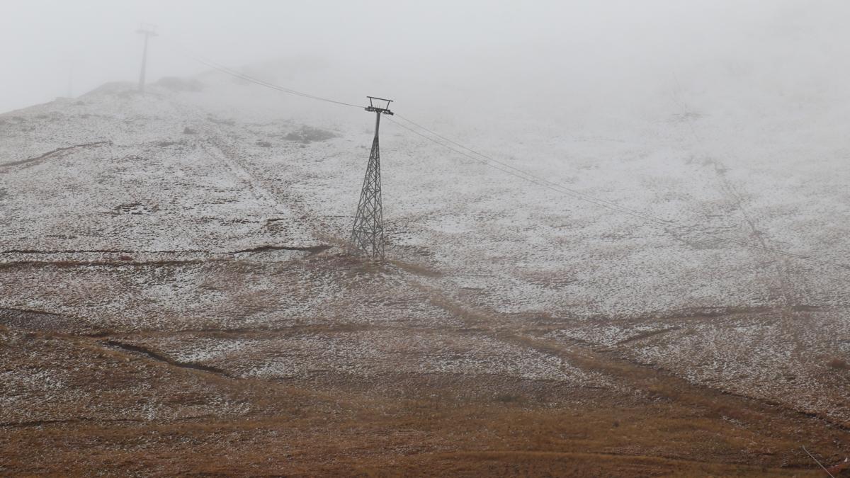 Erzurum'un yksek kesimlerine mevsimin ilk kar yad! Palandken beyaza brnd